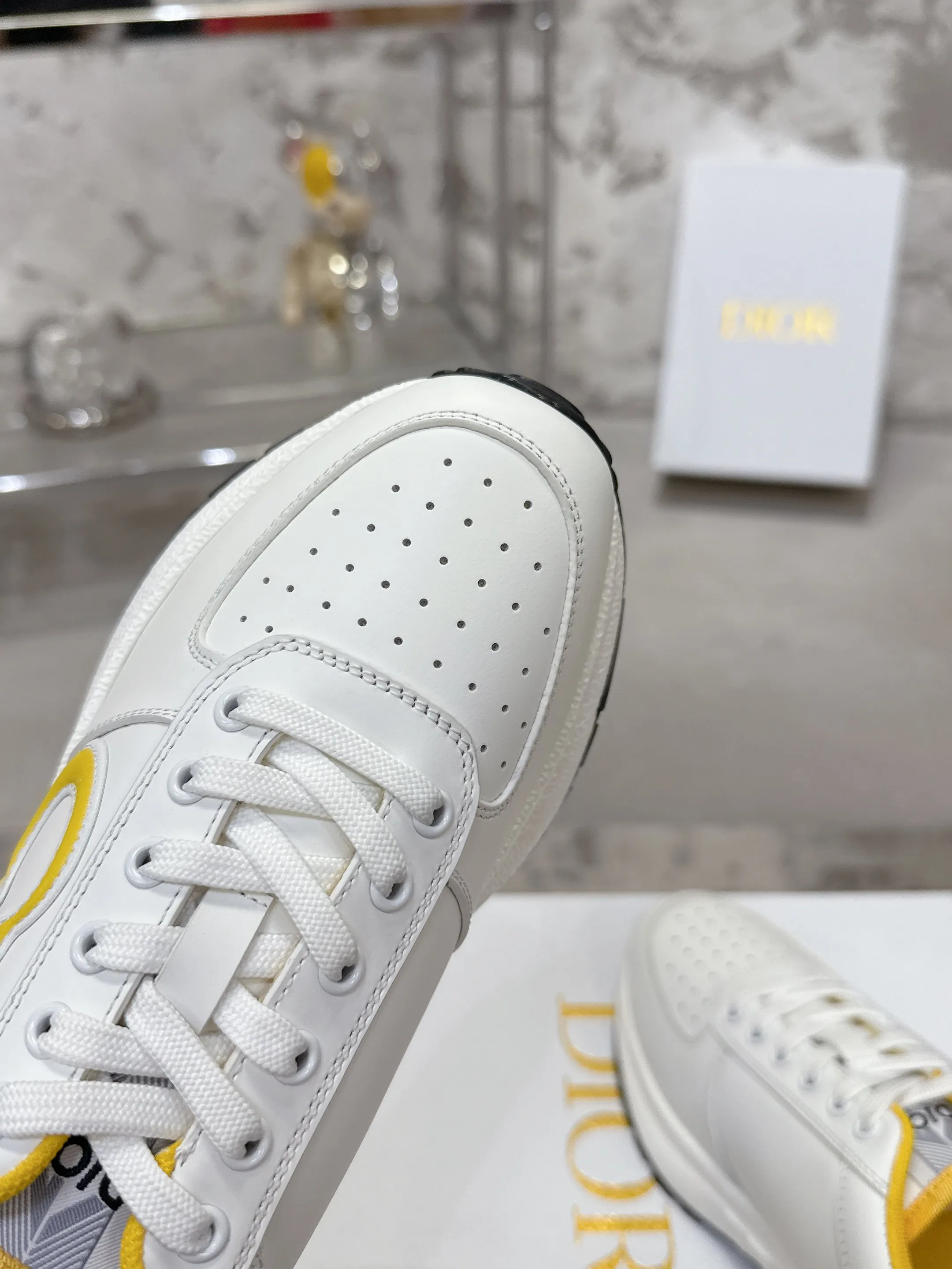 Factory price 680💰 Top version! ! ! Dior Dior's latest Run'n'Dior series, couple's thick-soled casual sneakers, originally purchased, developed and manufactured. This Run'n'Dior reinterprets sports style with an elegant and fashionable shape. The upper is crafted from white mesh fabric and features the Christian Dior Paris signature on the laces and heel. The exquisite two-color sole is light and soft, which can add a high-end temperament to all kinds of casual looks. Exquisite packaging at the delivery counter 🛍📦 ▪️Fabric: Original customized imported first-layer cowhide ▪️Inner lining: Imported original lining ▪️Sole: Original molded non-slip TPU material ▪️Size: Women's 35-41 / Men's 39-46 (Female 40 41 / Men's 38.45.46 customized)